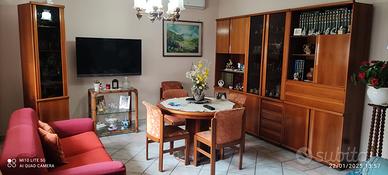 Mobile e tavolo in legno per soggiorno 