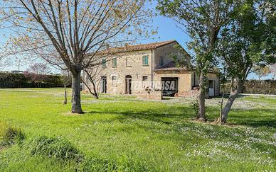 CASA INDIPENDENTE CON AMPIO GIARDINO
