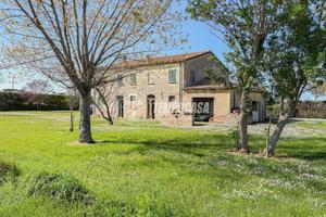 CASA INDIPENDENTE CON AMPIO GIARDINO