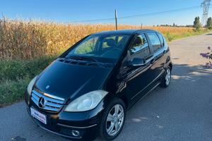 Mercedes-benz adatta neopatentati
