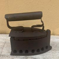 Ferro da stiro in ghisa vintage