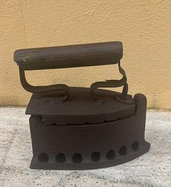 Ferro da stiro in ghisa vintage