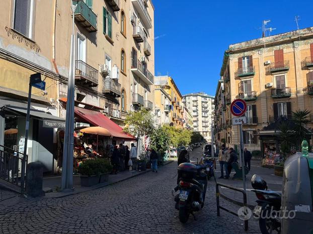 NEGOZIO A NAPOLI