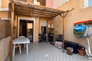 Trivano al piano terra con cortile carrabile