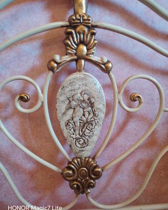 Coppia di letti singoli in ferro battuto decapè.