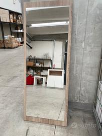 Specchio con cornice in legno