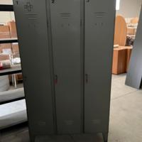 Armadio in metallo a tre scomparti