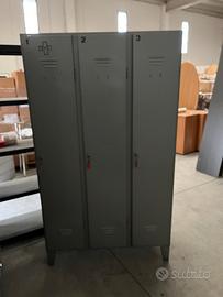 Armadio in metallo a tre scomparti