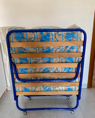 Letto pieghevole singolo con ruote e materasso