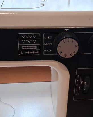 macchina da cucire con mobiletto