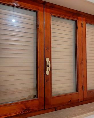 Finestra in legno e tapparella