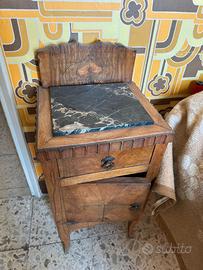 Coppia di comodini d’epoca con piano in marmo