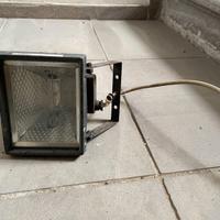 Faro alogeno da esterno con staffa regolabile