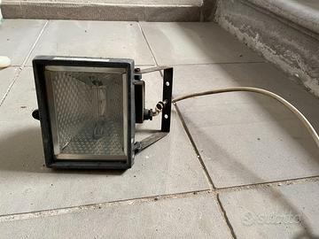 Faro alogeno da esterno con staffa regolabile