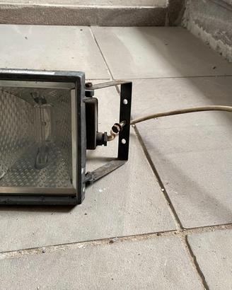 Faro alogeno da esterno con staffa regolabile