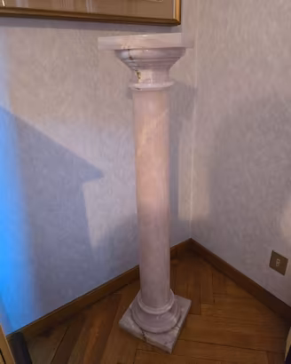 Colonna decorativa in marmo rosa
