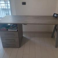 Scrivania per studio o lavoro
