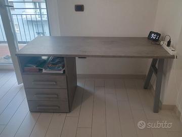 Scrivania per studio o lavoro