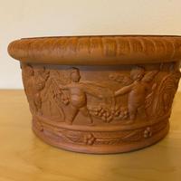 Vaso in terracotta con putti in rilievo