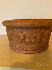 Vaso in terracotta con putti in rilievo