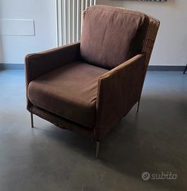 Poltrona ampia in vimini e tessuto