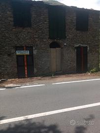 Casetta indipendente da ristrutturare con terreno