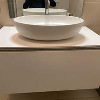 Mobile bagno con lavabo e rubinetto