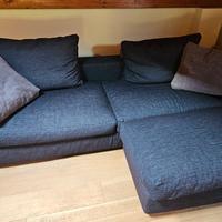 Divano in tessuto come nuovo con pouf staccabile