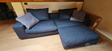 Divano in tessuto come nuovo con pouf staccabile