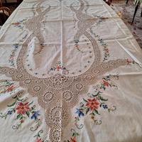 Tovaglia in lino ricamata a mano con inserto ad un