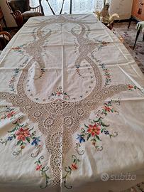 Tovaglia in lino ricamata a mano con inserto ad un