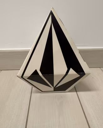 Cartonato  pubblicitario VOLCOM alto 25 cm