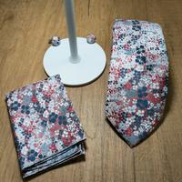 Cravatta, gemelli e pochette mai indossati