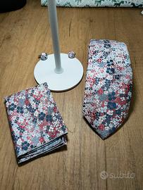 Cravatta, gemelli e pochette mai indossati