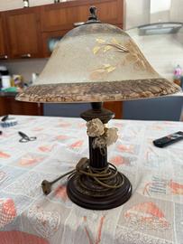 Lampada da tavola in ferro battuto e vetro