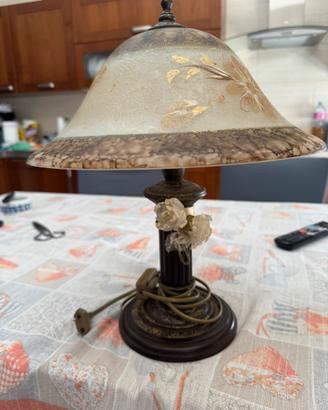Lampada da tavola in ferro battuto e vetro