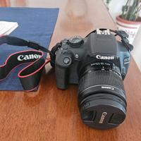 Fotocamera Canon 1200D con obiettivo