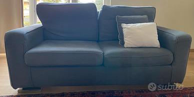 Due divani a 3 posti completi di pouf