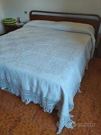 Coperta con trina all'uncinetto