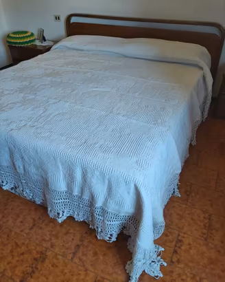 Coperta con trina all'uncinetto