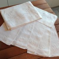 Tovaglia e tovaglioli  in lino ricamato a intaglio