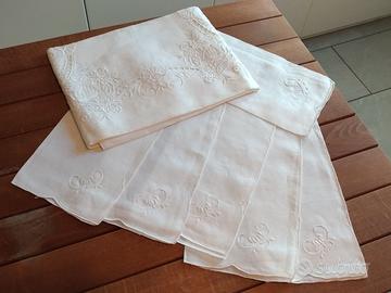Tovaglia e tovaglioli  in lino ricamato a intaglio