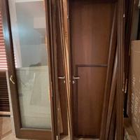Dono due bussole ed una porta a vetro