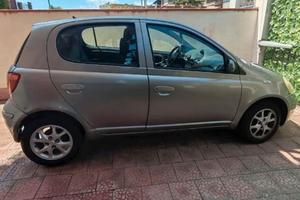 Toyota Yaris 1.0 benzina, color grigio metal