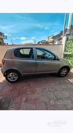 Toyota Yaris 1.0 benzina, color grigio metal