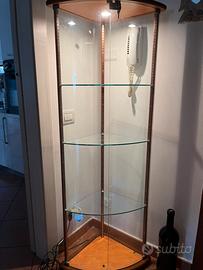 Vetrina angolare illuminata