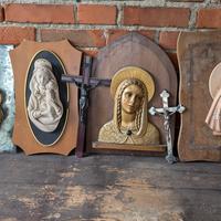 croci e quadretti con santi 