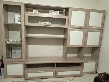 Libreria/soggiorno moderna in legno chiaro