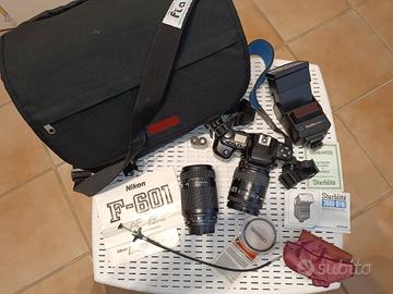 Macchina fotografica vintage reflex Nikon F-601 AF