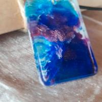 collana con ciondolo in resina